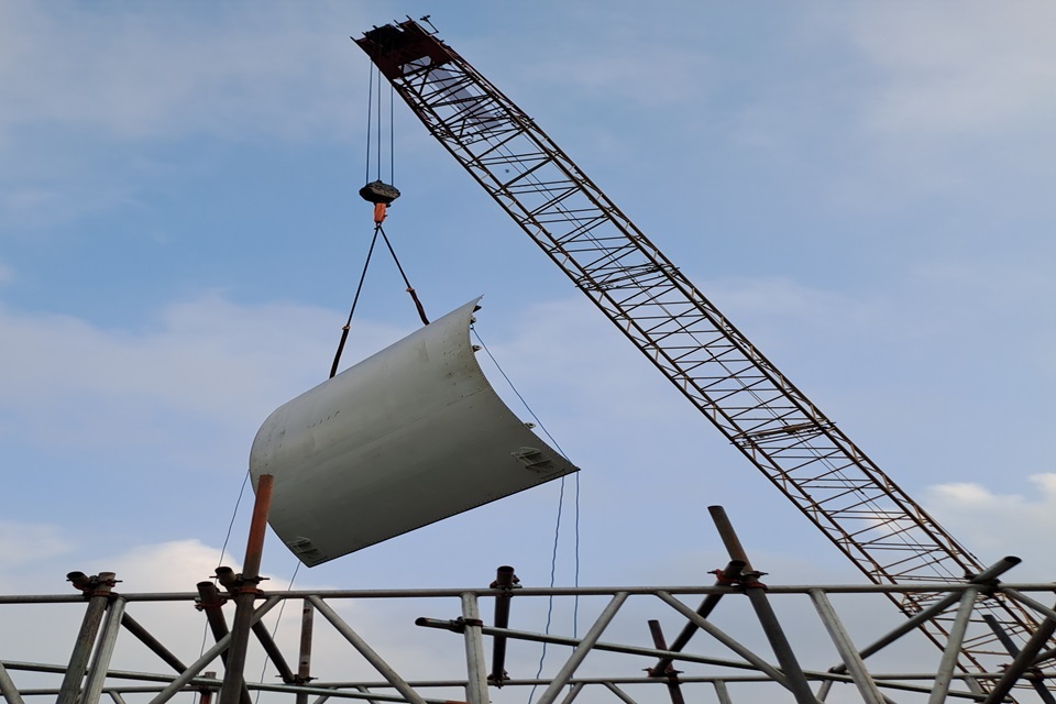 Imagem relacionada à notícia: Novo portão instalado na área de armazenamento de inundações do Leigh