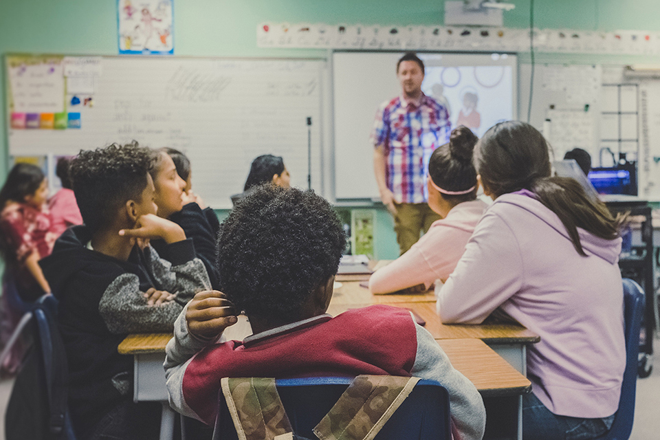 450,000 alunos desfavorecidos poderiam se beneficiar com as ferramentas de tutoria de IA
