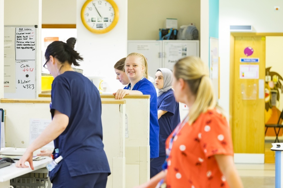 O NHS estabelece os primeiros padrões de pessoal para combater o racismo e a violência
