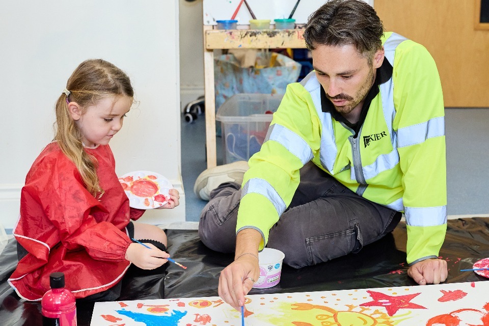 Crianças adicionam toque criativo às defesas da escola Cornwall