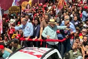 Lula cumprimenta apoiadores no bairro de São Miguel Paulista, na zona leste de São Paulo