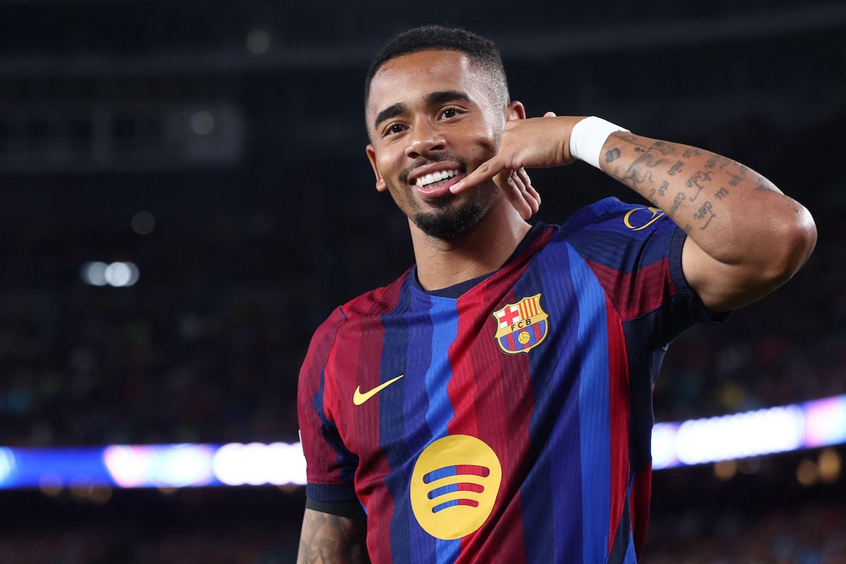 Raphinha brilha, Gabriel Jesus estufa rede e Barcelona goleia Feyenoord na estreia da Champions