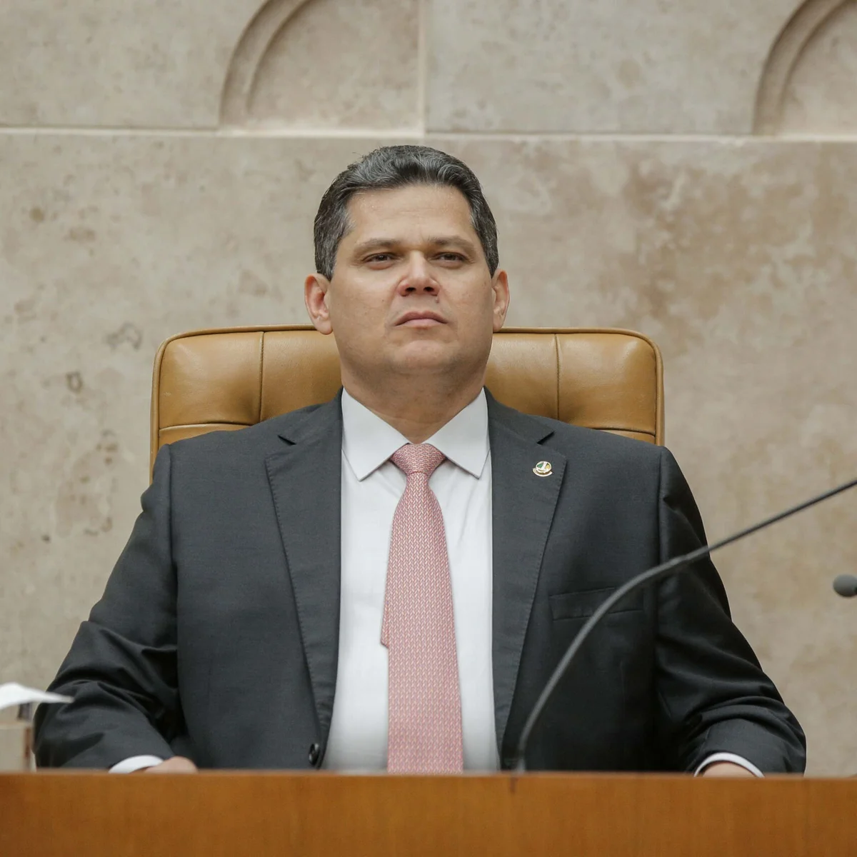 Pressionado por desdobramentos, Alcolumbre resiste a entrar na crise do STF
