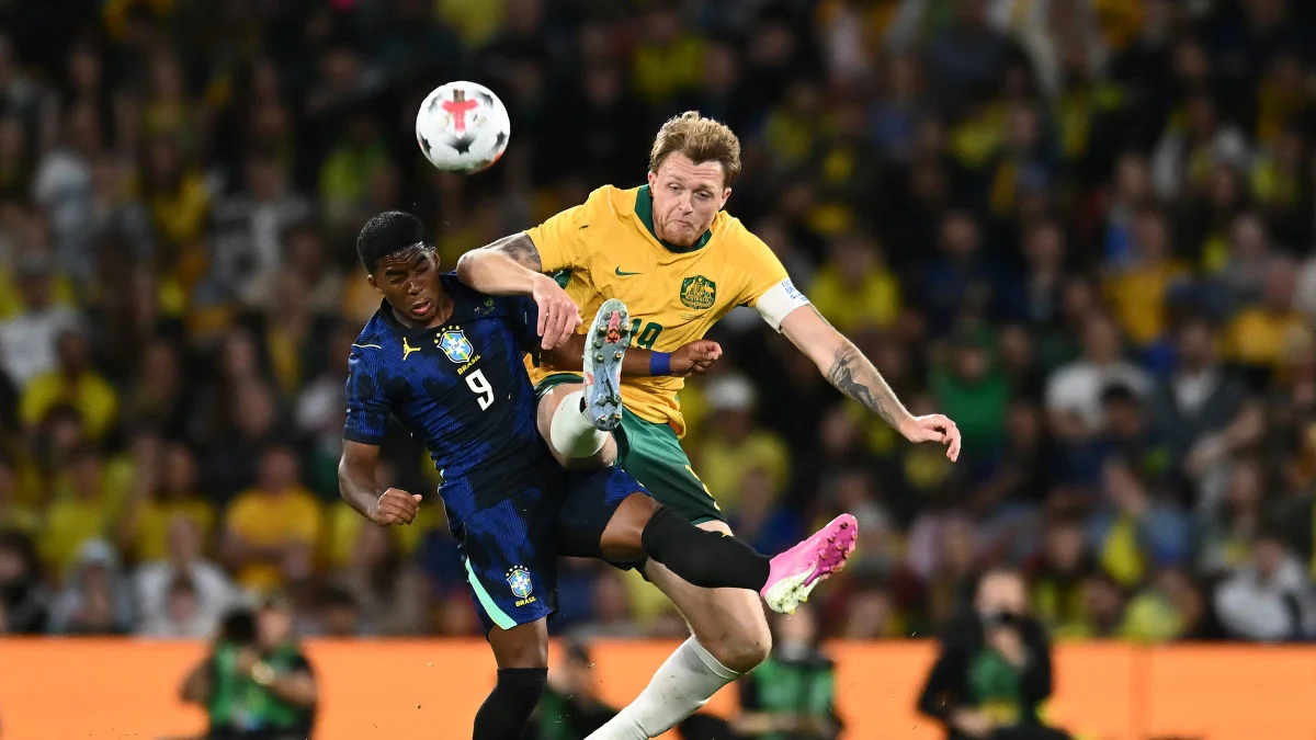 Endrick se desentende com jogador da Austrália durante amistoso. Veja