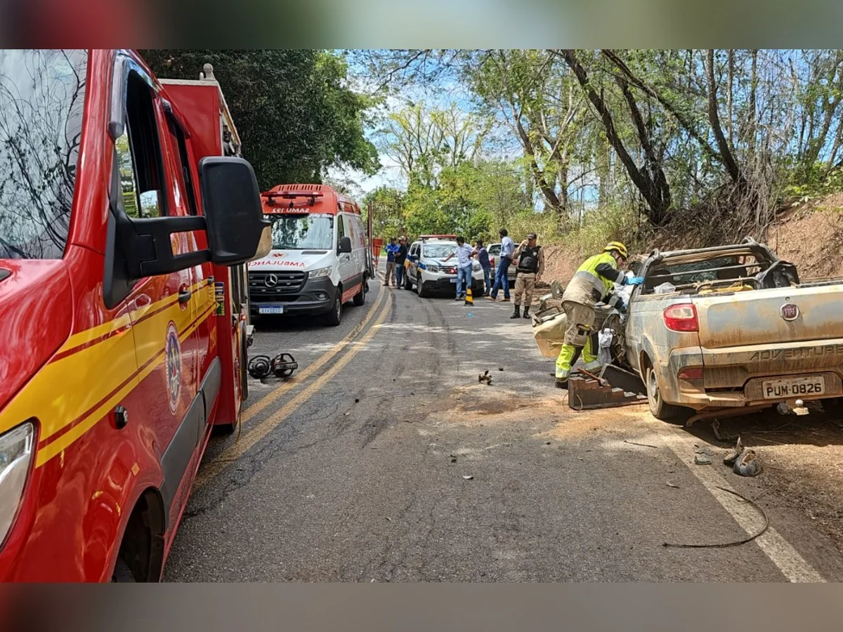 MG: homem fica preso às ferragens após batida frontal destruir caminhonete