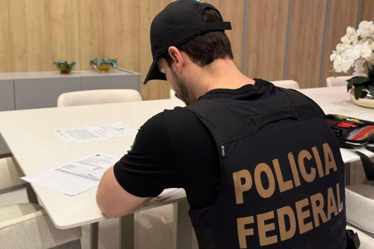 PF prende trio com material para produzir R$ 2,4 milhões em notas falsas
