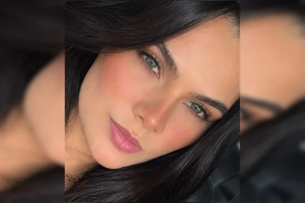 Mulher de 26 anos morre e bebê fica ferida após carro bater em árvore