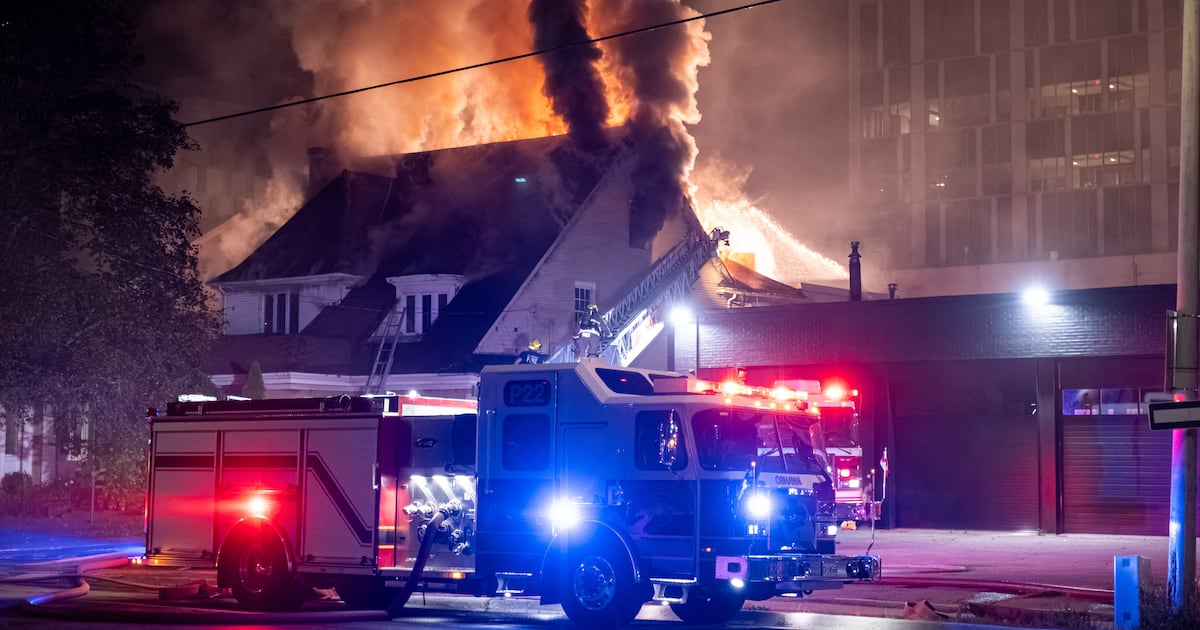 Busca em andamento pelos suspeitos após o crematório de Oshawa ser intencionalmente incendiado: polícia de Durham