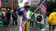 No dia da Independ&ecirc;ncia do Brasil, manifestante se veste de Tio Sam e declara apoio a Fl&aacute;vio Bolsonaro