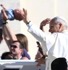 Papa em meio aos fiéis na Praça São Pedro Foto: ANSA / Ansa - Brasil