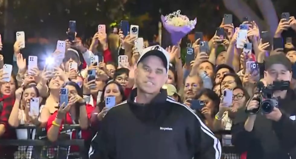 Robbie Williams diz adeus a Lima com um show improvisado após o fechamento do Arena 1