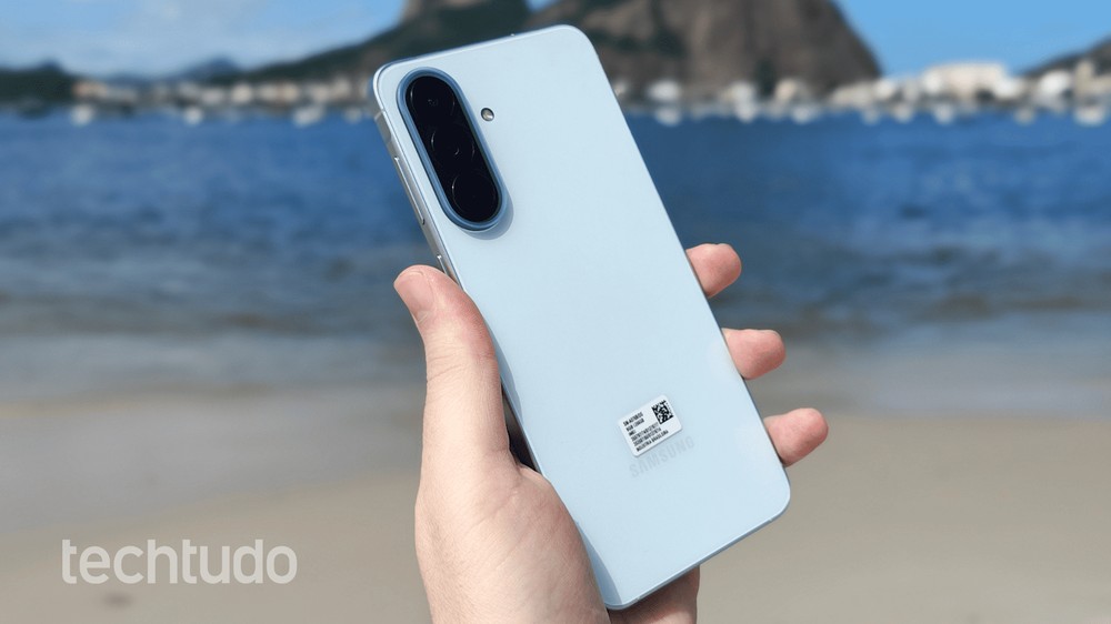 Samsung Galaxy A57 (horizontal com marca) — Foto: William Guido/TechTudo