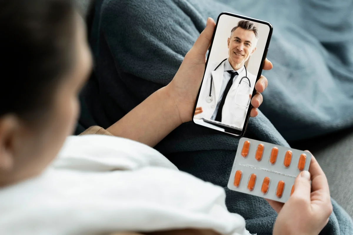 Teleconsulta médica para paciente doente em casa ou vendo conteúdo médico nas redes