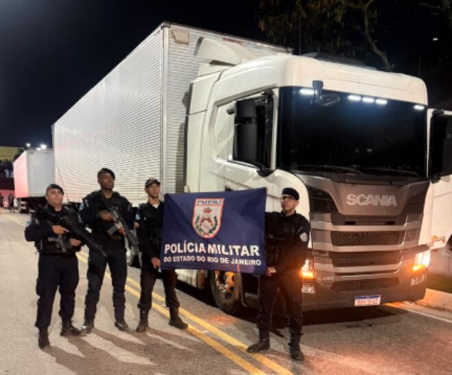 PM recupera carreta com carga de R$ 1 milhão após tentativa de roubo em Duque de Caxias (RJ)