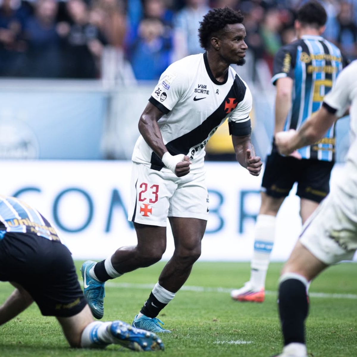 Vasco vira em duelo direto contra Z-4 e vence o Grêmio em Porto Alegre após 20 anos