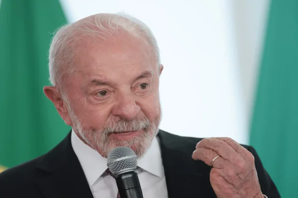 "Amigo de um presidente é o povo, não o Vorcaro", diz Lula no RJ