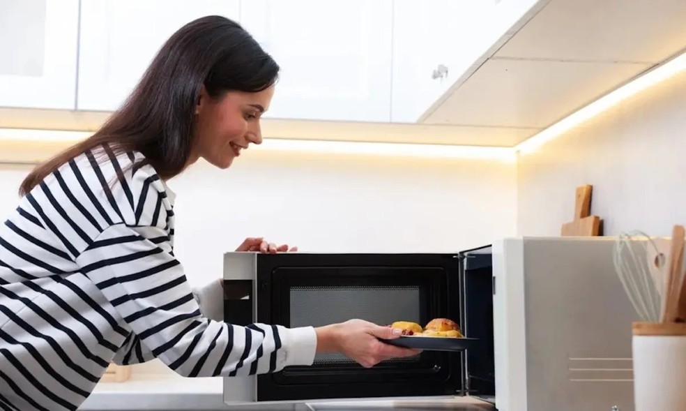 7 truques ao usar o micro-ondas que vão facilitar sua rotina