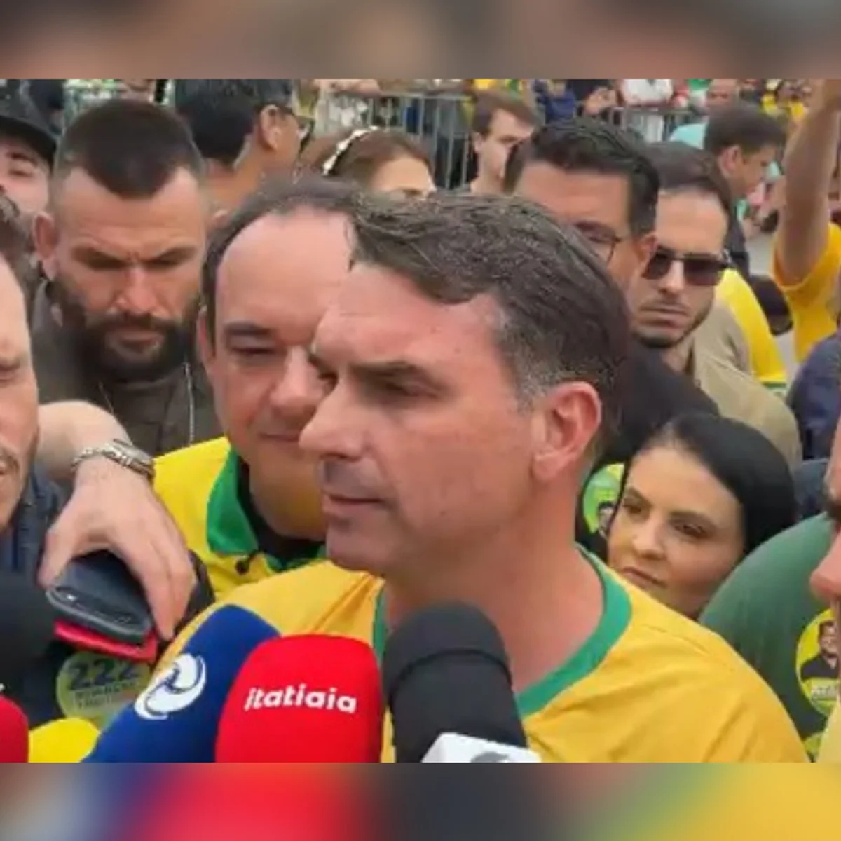 Flávio Bolsonaro pede que Fachin suspenda decisão de Dino e convoque sessão