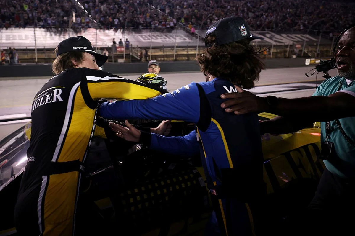 Pilotos trocam socos em confusão após acidente na Nascar Series Cup