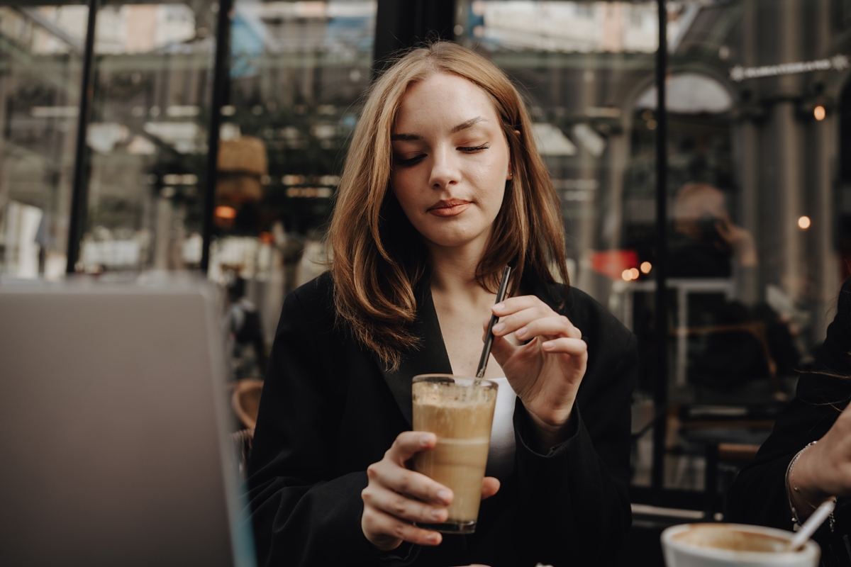 Café gelado na entrevista - Metrópoles