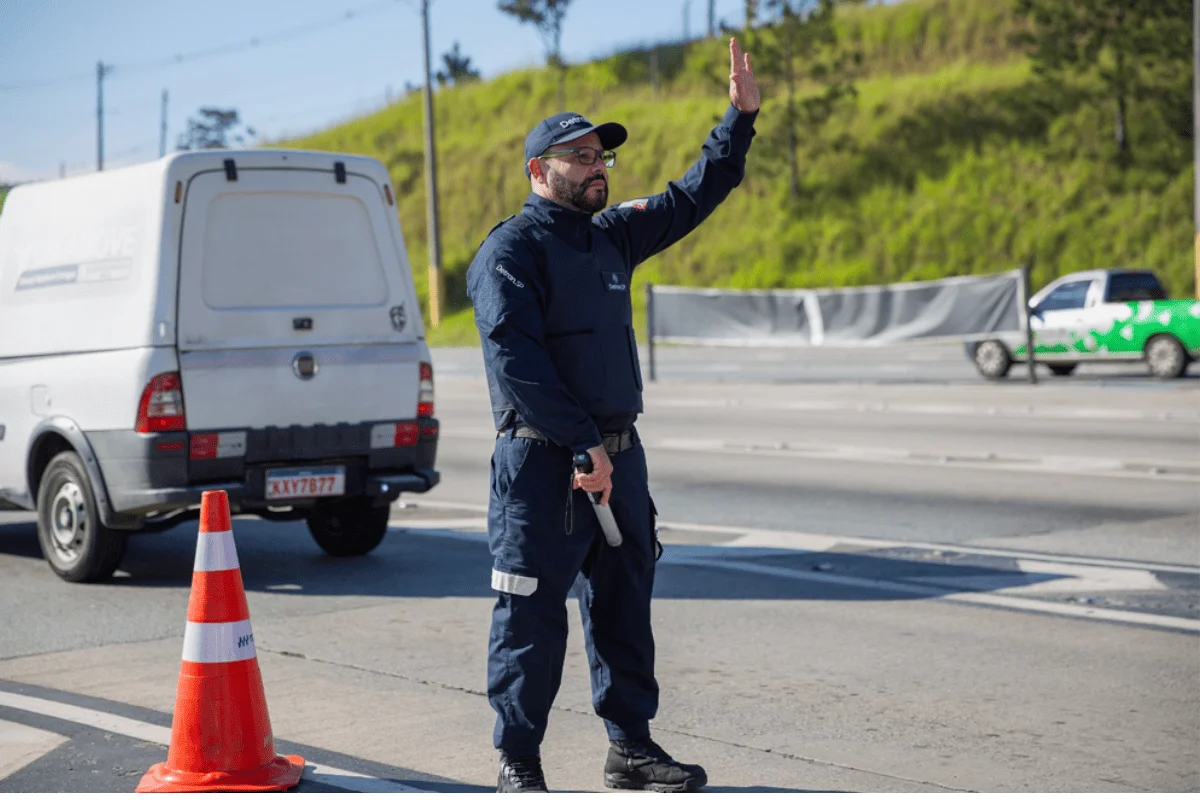 Detran-SP abre concurso para agentes de trânsito. Salário é de R$ 5,7 mil