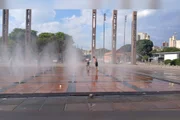 Belo-horizontinos se refrescaram no chafariz da Praça da Estação no Centro de BH