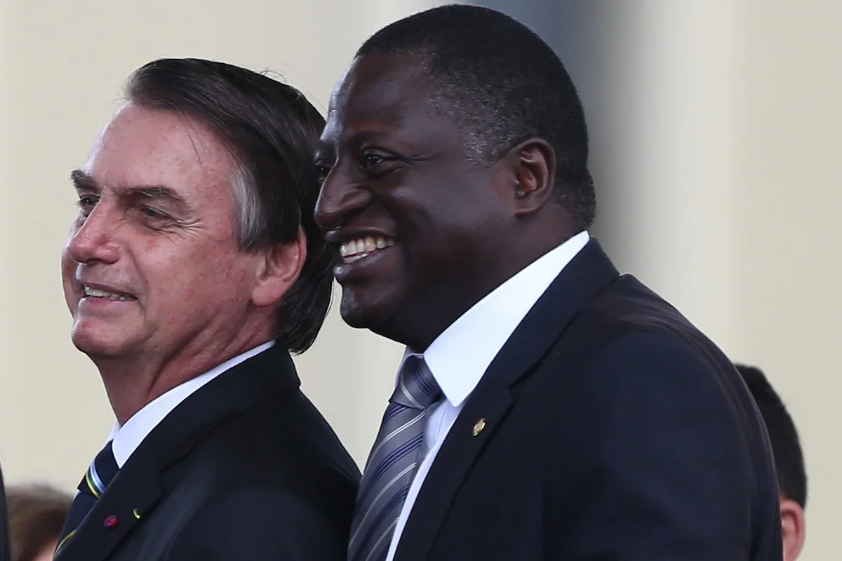 MPE diz que aval de Flávio não libera Hélio de usar sobrenome Bolsonaro