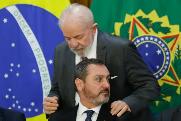Com desaprovação do governo em alta, crise na PF pressiona campanha de Lula - destaque galeria