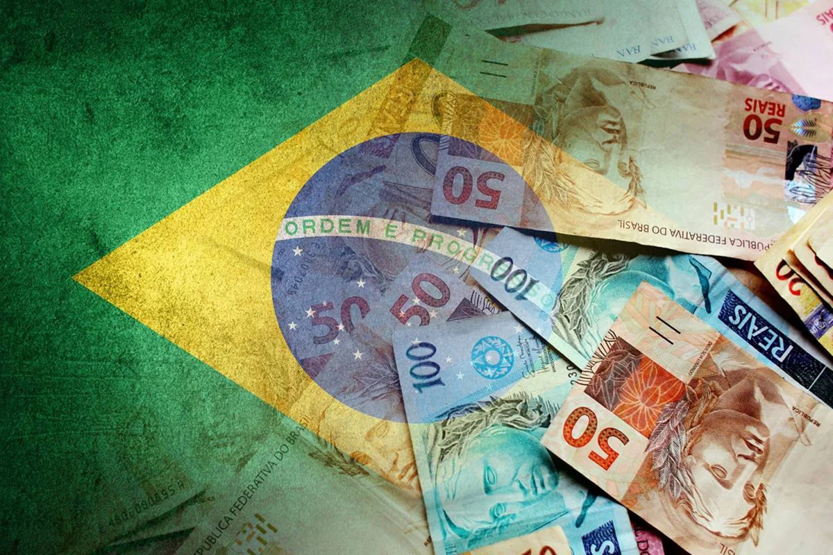 Imagem colorida PIB da bandeira do Brasil com notas de real