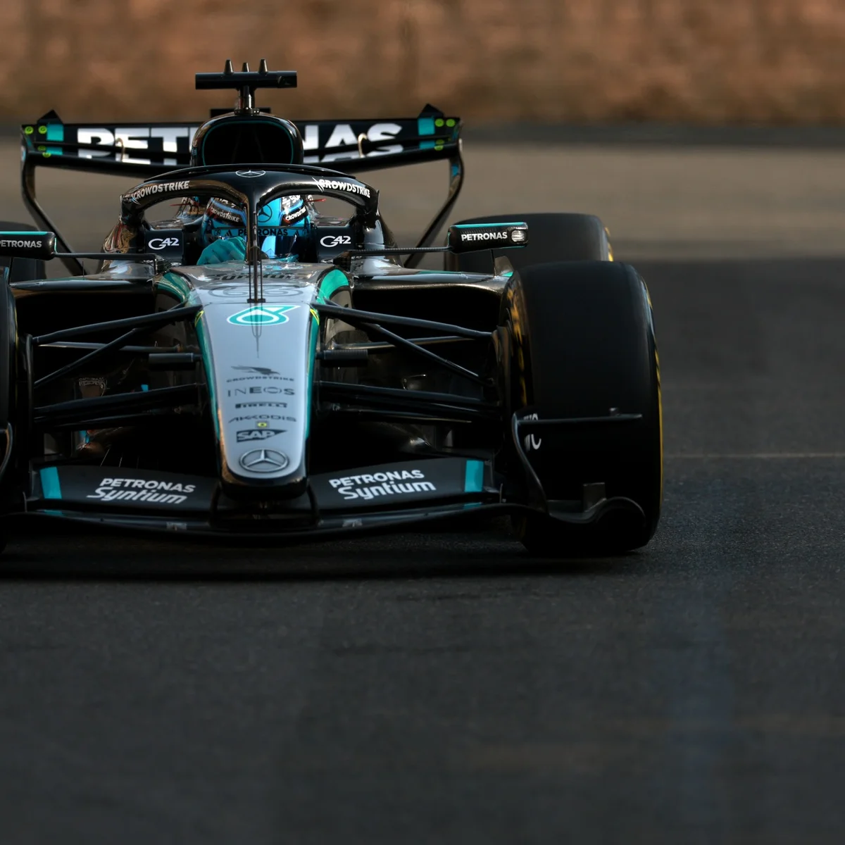 F1: George Russell supera rivais e lidera 2º treino livre no Azerbaijão