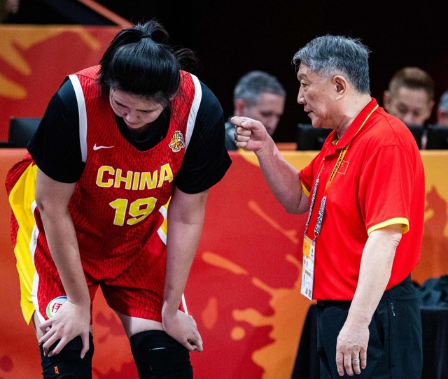 Com 2,23 metros aos 19 anos, chinesa Zhang Ziyu impressiona no basquete e surpreende com paixão por crochê