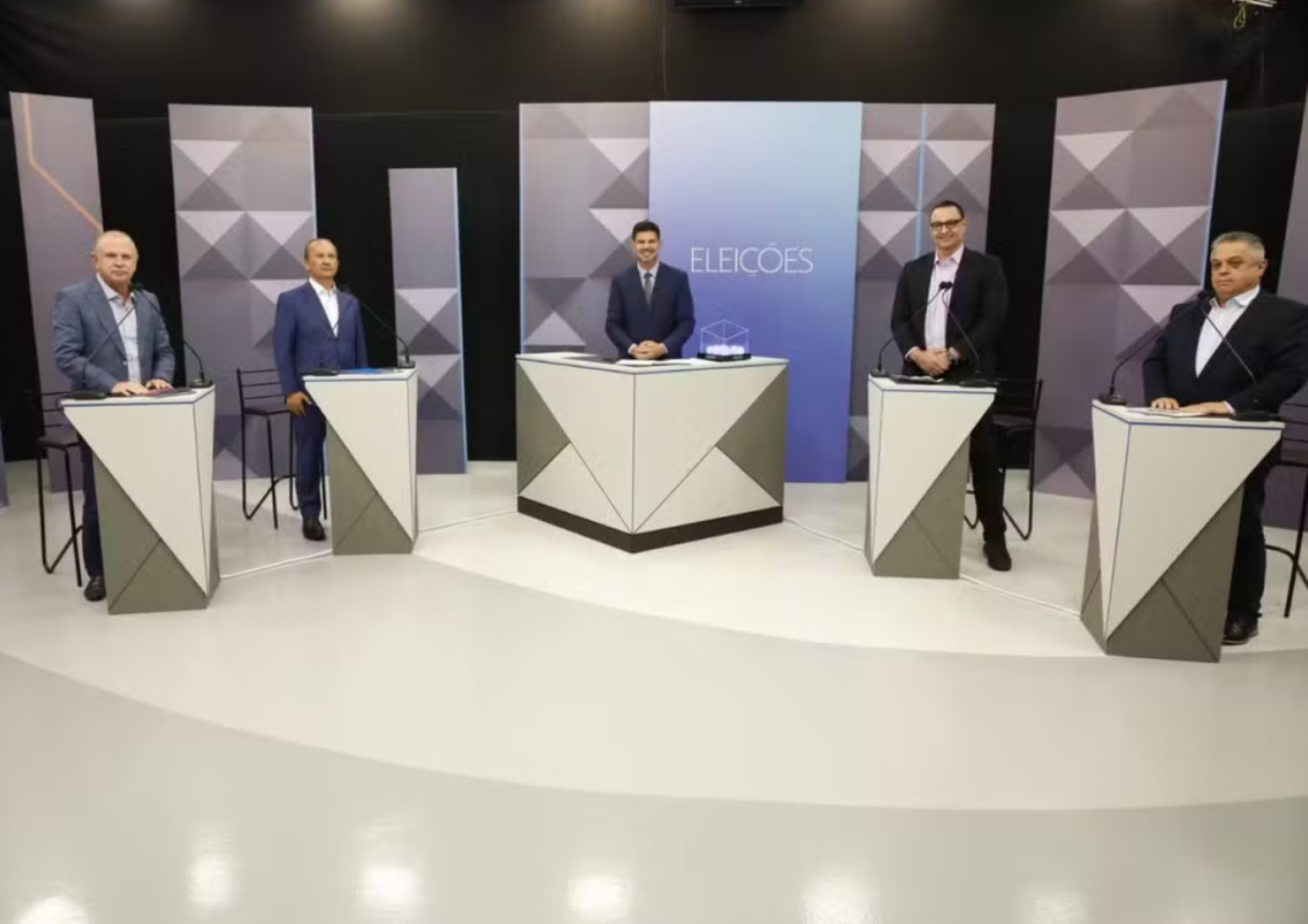 Candidatos ao governo de SC est&atilde;o no est&uacute;dio da NSC TV para debate