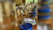 Mesa posta com caviar e taças de vinho