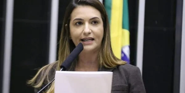 Deputada Roberta Roma é internada na UTI após sofrer infarto em campanha