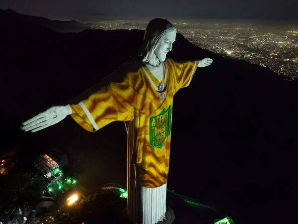 Cristo Redentor faz homenagem à partida da NFL no Rio de Janeiro
