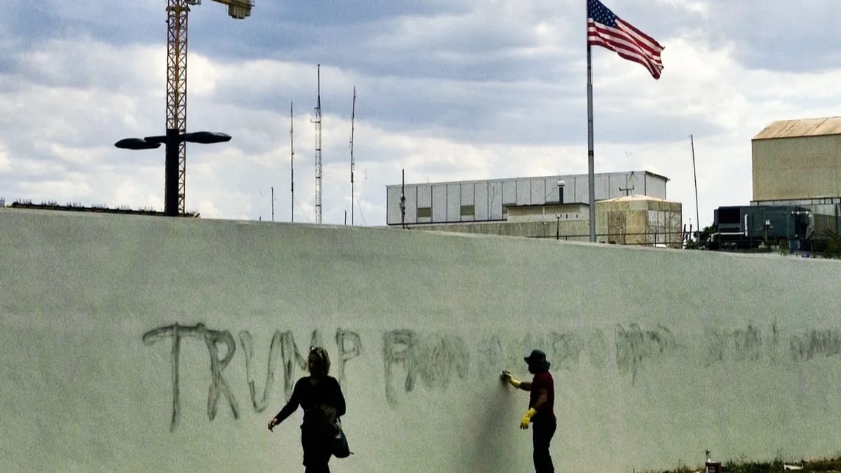 Embaixada dos EUA em Brasília volta a ser pichada em protesto contra Trump