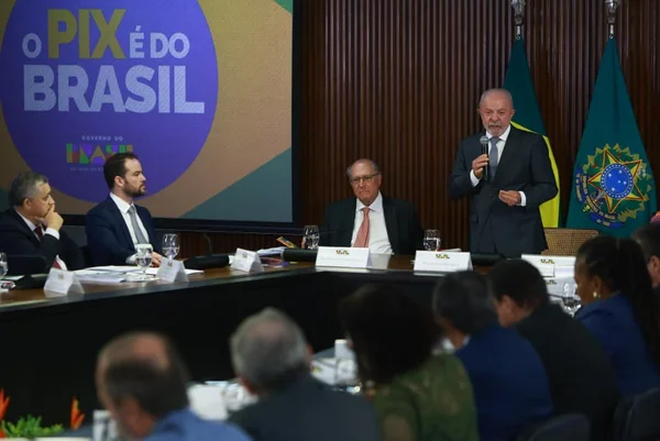 Sem Lula, ministros fazem “confra” para dar gás na campanha; veja bastidor - destaque galeria