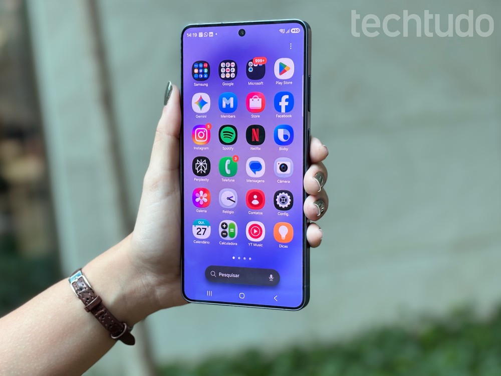 Se a tela, as câmeras, a bateria e os demais componentes seguem funcionando bem, talvez ainda não seja hora de trocar de celular — Foto: Ana Loubak/TechTudo
