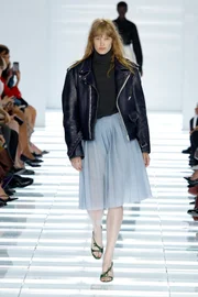 Prada faz das saias protagonistas em coleção que celebra o imperfeito