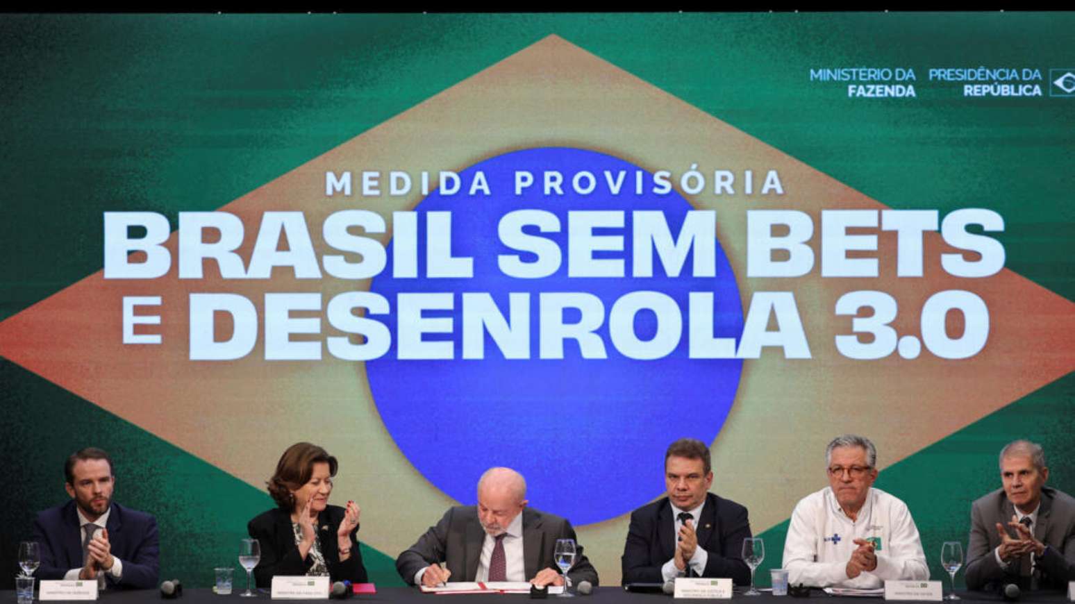 Presidente Lula assina um documento no dia em que anuncia a proibição nacional da operação de empresas de apostas online, em São Paulo, em 25 de setembro de 2026.