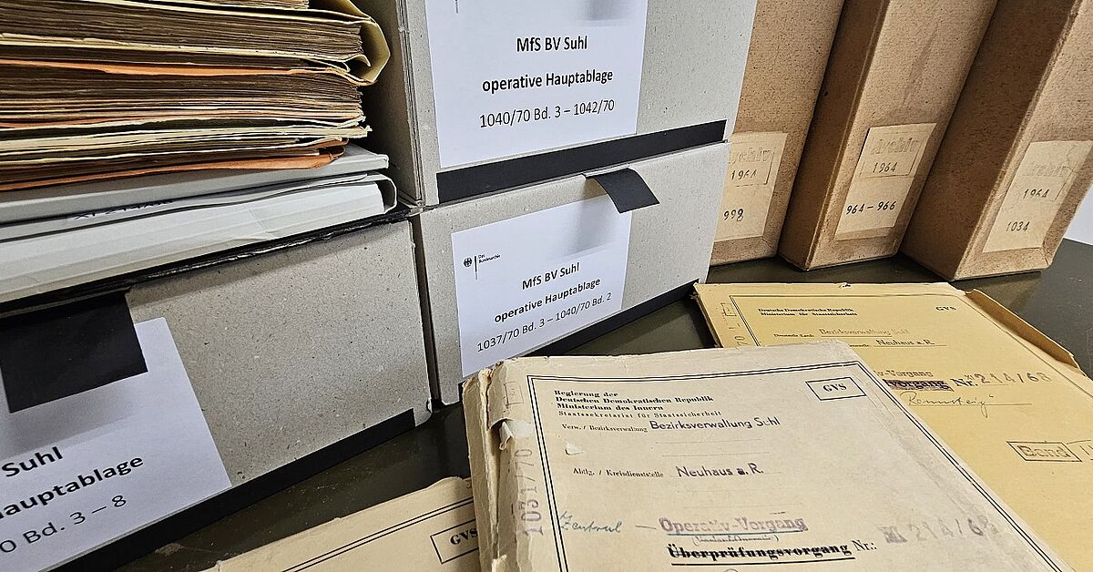 ( F )Arquivos no Arquivo Federal - Arquivo de Documentos da Stasi em Suhl