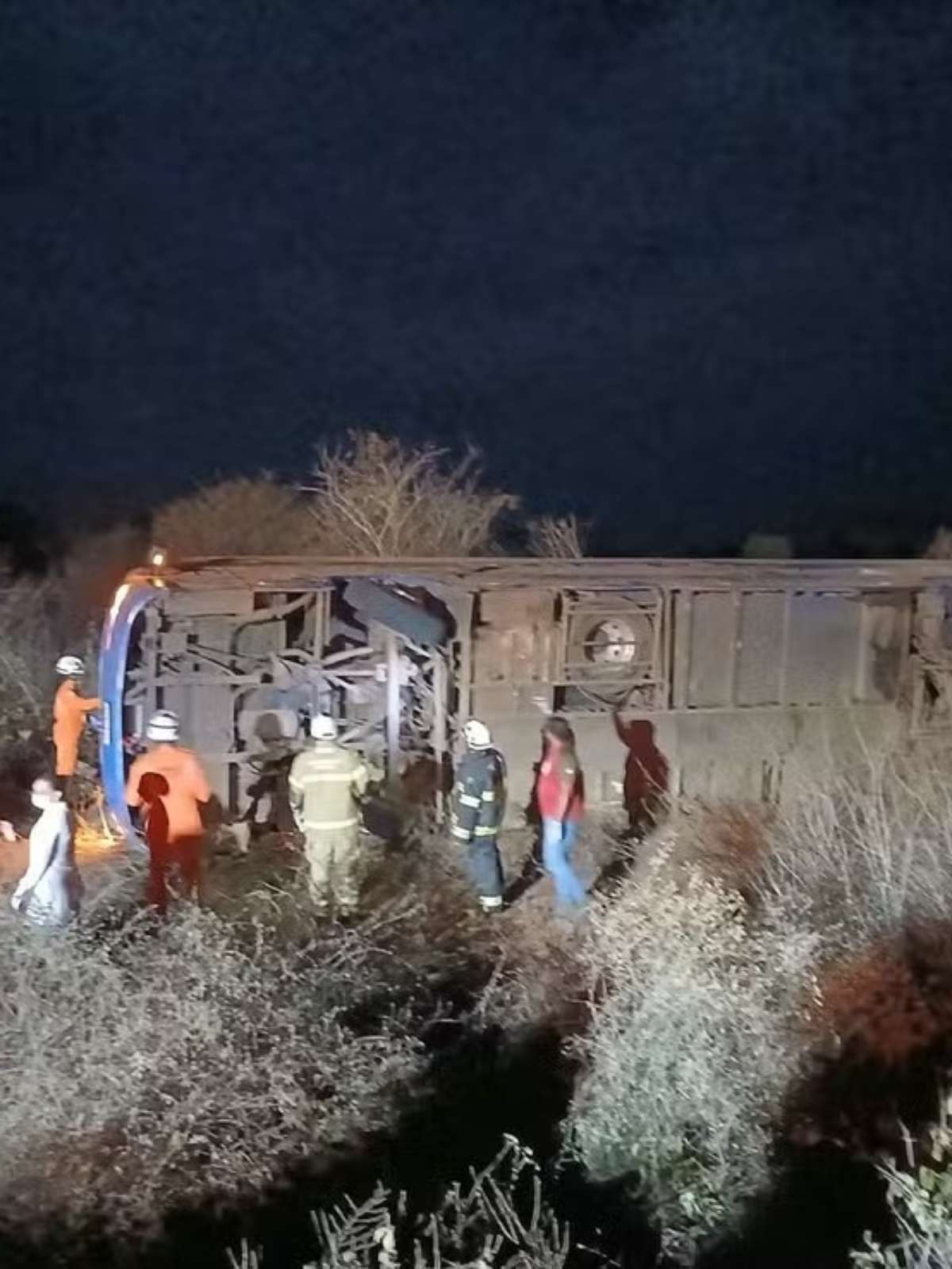 Ônibus tomba na BR-122 e deixa sete mortos em Iraquara, interior da Bahia