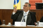 Decisão de Dino escala crise no STF e aumenta pressão sobre Fachin