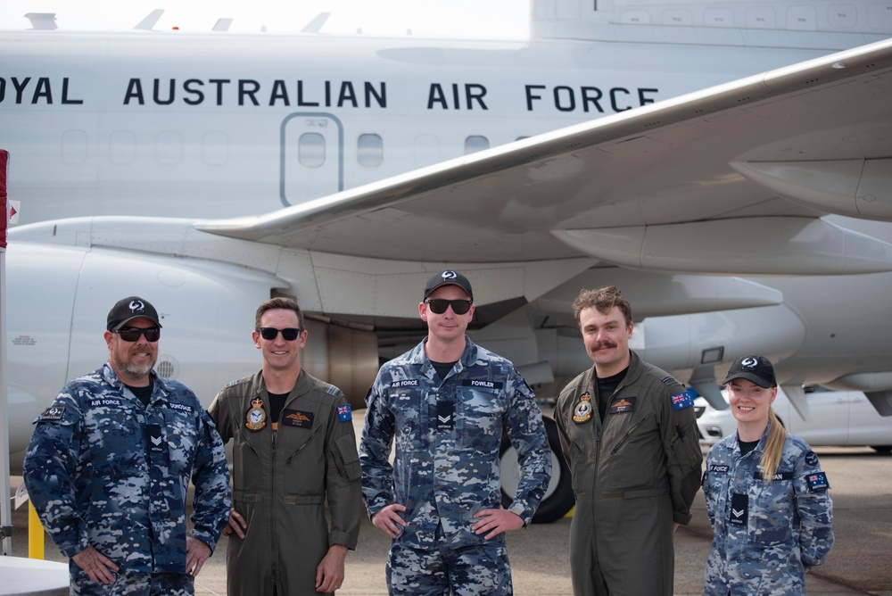 Imagem relacionada à notícia: E- 7 Um rabo de lama voa de uma terra abaixo para suportar 2025 Joint Base Andrews Air Show
