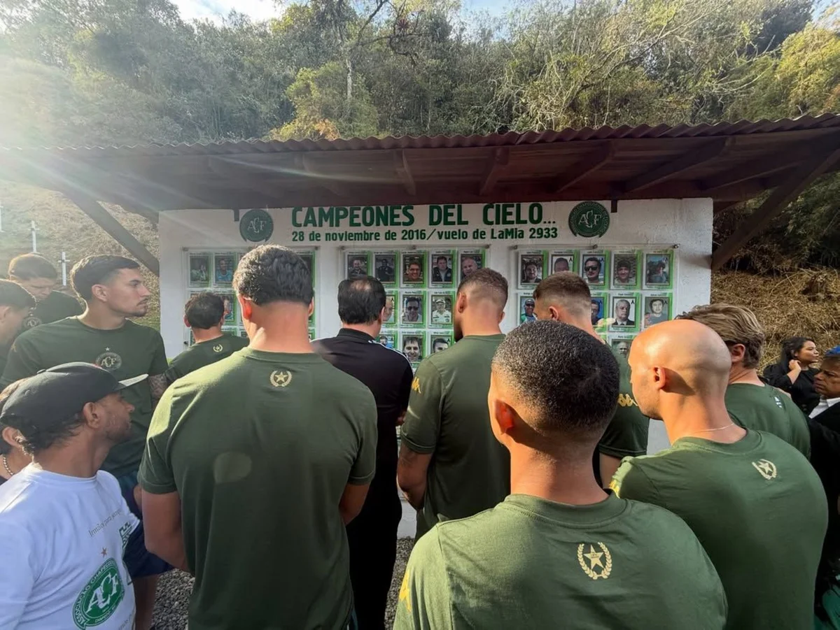 Mural em homenagem às vítimas de acidente com voo da Chapecoense - Metrópoles