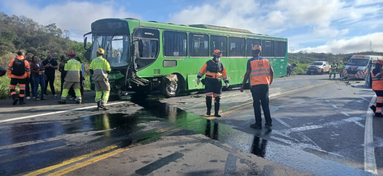 Segundo os Bombeiros, o carro da vítima atingiu a lateral do coletivo durante uma ultrapassagem