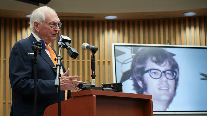 O mistério dos assassinatos por Tylenol se aprofunda após o escritório do xerife resolver um caso frio de décadas sobre o 'Desconhecido Vagabundo'.