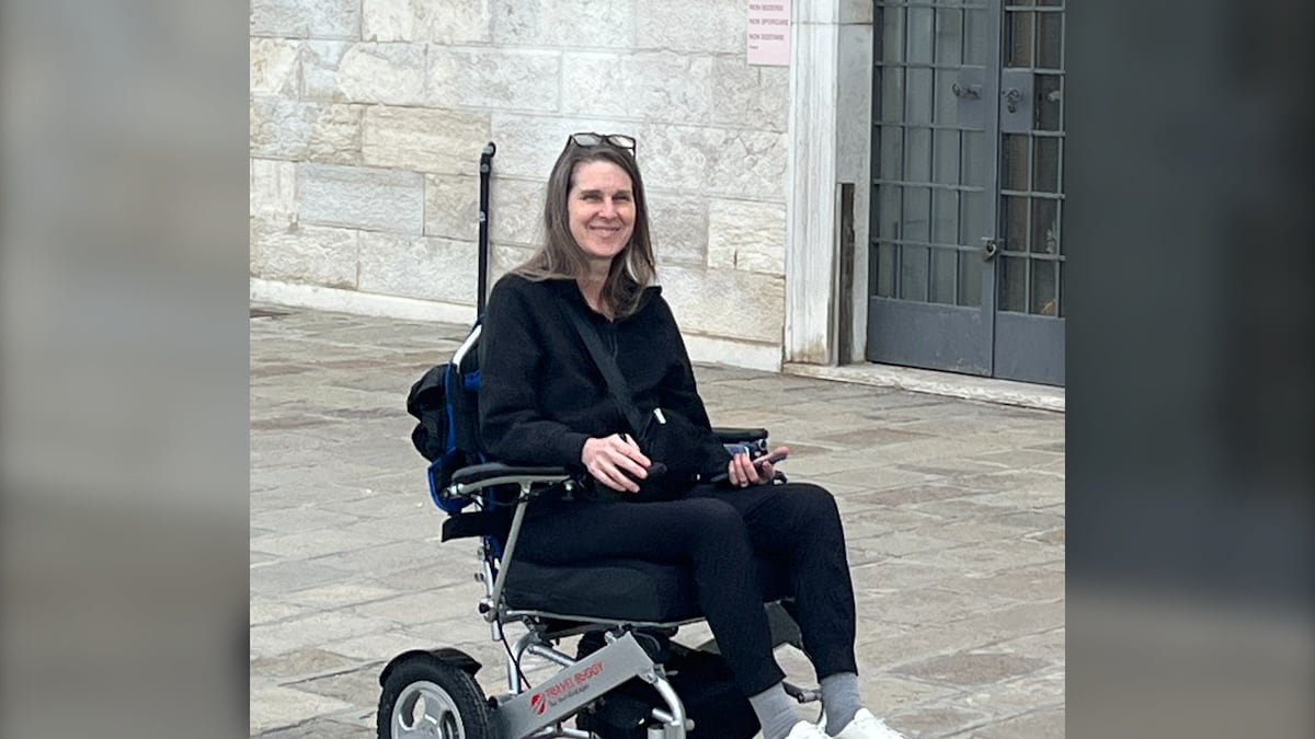 B.C. woman says airlines should be forced to provide ramps, lifts for passengers in wheelchairs