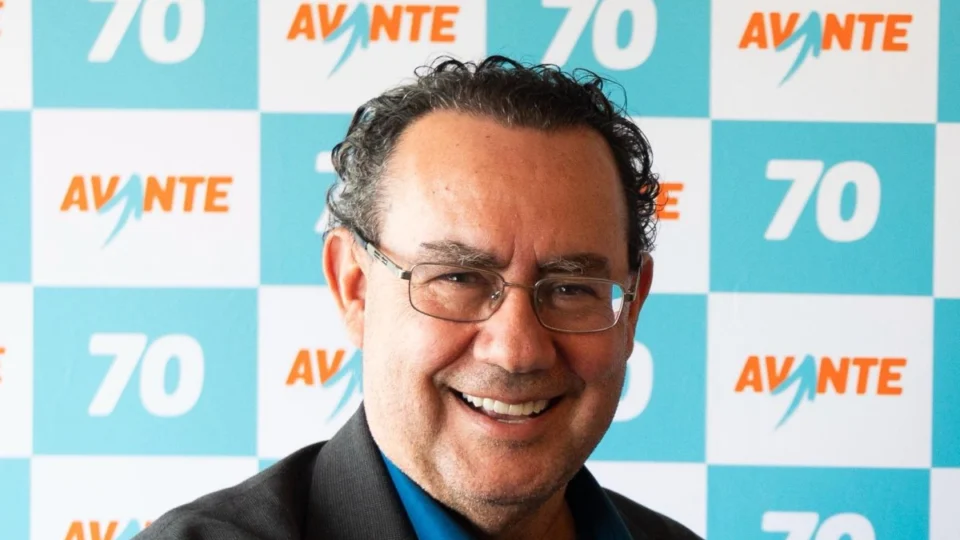 Escritor, Augusto Cury derrapa nas redes e atribui frase de autoria imprecisa a Eça de Queiroz