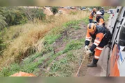 Uma caminhonete Mitsubishi L200 capotou e caiu em uma ribanceira de aproximadamente 60 metros